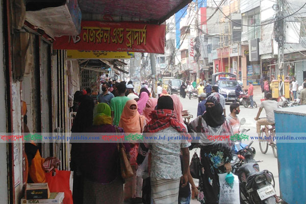 সিরাজগঞ্জের মার্কেটে মানুষের ঢল