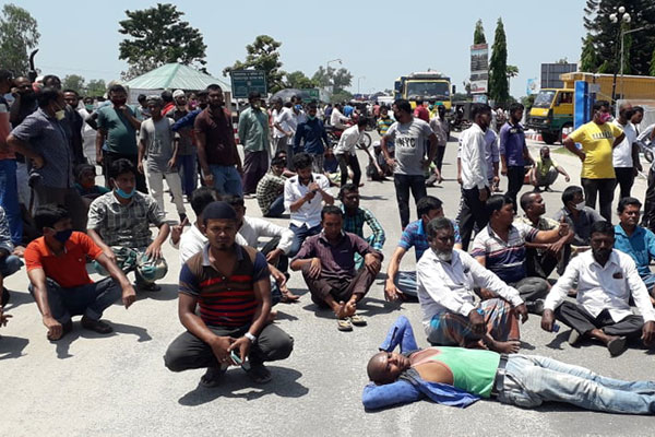 পঞ্চগড়ে ত্রাণের দাবিতে পরিবহন শ্রমিকদের মহাসড়ক অবরোধ 

