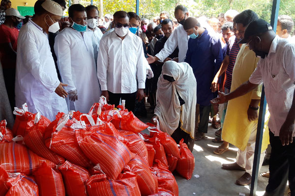 
ঠাকুরগাঁওয়ে বিএনপি মহাসচিবের পক্ষে ত্রাণ বিতরণ
