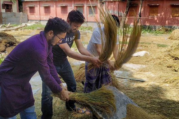 কুড়িগ্রামে ঠেলাগাড়ি চালক দম্পতির ধান কেটে দিল ছাত্রলীগ