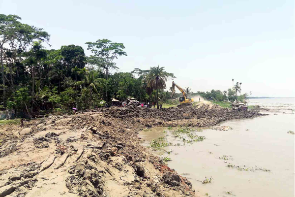শরণখোলায় নদীতে বিলিন বেড়িবাঁধ, আতঙ্কে ৩ গ্রামের মানুষ