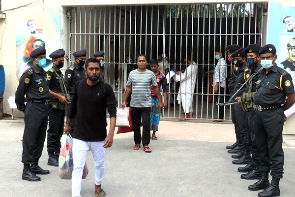 বরিশাল কেন্দ্রীয় কারাগার থেকে মুক্তি পেয়েছেন আরও ১৬ বন্দী


