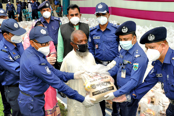 বগুড়ায় কর্মহীনদের খাদ্য সহায়তা পুলিশের 
