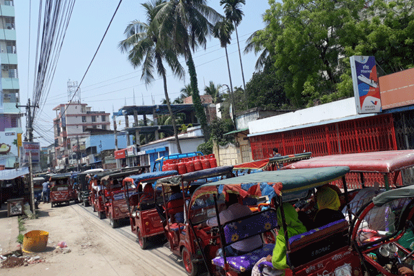 দিনাজপুরে সামাজিক দূরত্ব মানছে না

