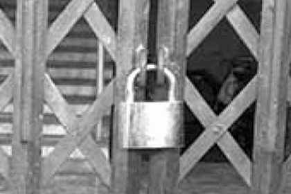 করোনায় মৃতের বাড়িতে এলাকাবাসীর তালা, ভেতরে কাতরাচ্ছে শিশুসহ অন্যরা

