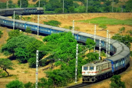 ভারত থেকে ট্রেনে করে এলো পিয়াজ