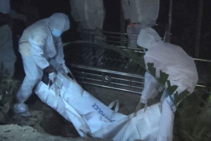 যাত্রী ছাউনিতে পড়ে থাকা সেই নারীর লাশ দাফন করল পুলিশ