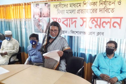 
কিশোরগঞ্জে নির্যাতন ও মিথ্যা মামলা দিয়ে হয়রানির
প্রতিবাদে স্কুল শিক্ষিকার সংবাদ সম্মেলন
