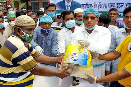 ডেমরায় অসহায় ও দুস্থদের মাঝে বিএনপির ত্রাণ বিতরণ