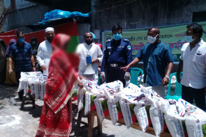 সাতক্ষীরায় কর্মহীনদের মাঝে খাদ্যসামগ্রী বিতরণ