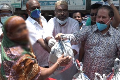 বরিশালে অসহায়দের মাঝে বিএনপির ত্রাণ বিতরণ