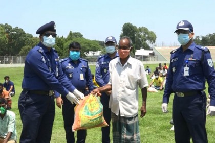 ক্যাবল নেটওয়ার্ক কর্মীদের খাদ্য সহায়তা দিলেন কুড়িগ্রাম এসপি