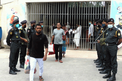 বরিশাল কেন্দ্রীয় কারাগার থেকে মুক্তি পেয়েছেন আরও ১৬ বন্দী


