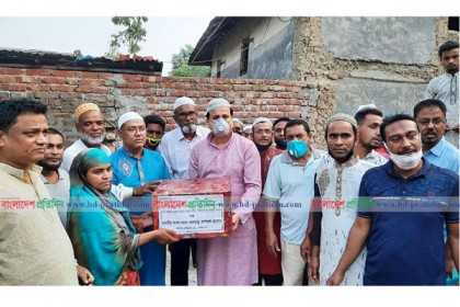 কাহালুতে দলীয় কর্মীদের বাড়ি বাড়ি গিয়ে এমপি'র খাদ্যসামগ্রী বিতরণ