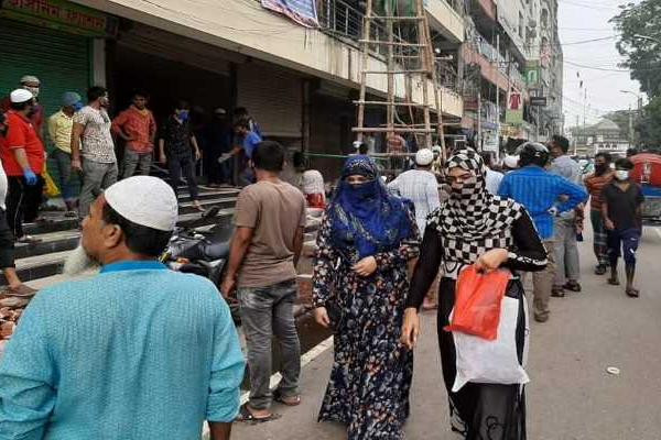 নারায়ণগঞ্জে মার্কেটে ক্রেতাদের ব্যাপক ভিড়, পুলিশের লাঠিচার্জ