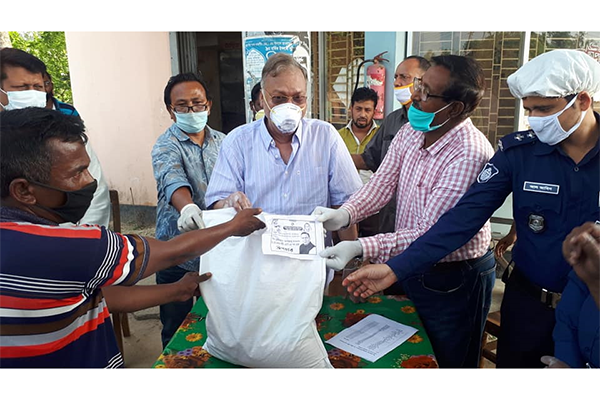 দলীয় নেতাকর্মীদের খাদ্য সহায়তা দিচ্ছেন এমপি শহীদ