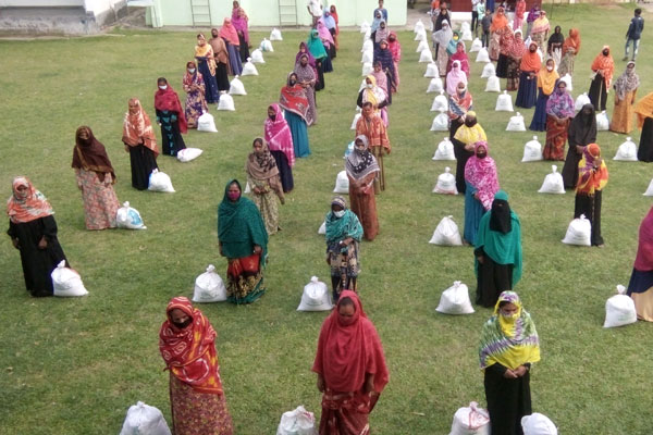 সখীপুরে দুস্থদের মধ্যে খাদ্যসামগ্রী বিতরণ