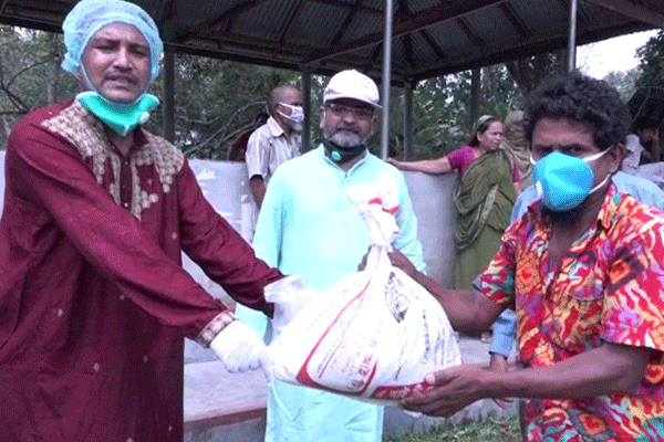 টাঙ্গাইলে কর্মহীন মানুষের মাঝে খাদ্য সামগ্রী বিতরণ


