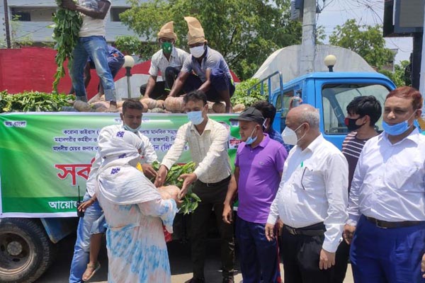 রাসিক মেয়রের সবজি বিতরণ 

