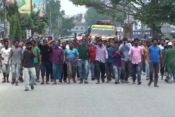 পঞ্চগড়ে ত্রাণের দাবিতে হোটেল শ্রমিকদের বিক্ষোভ