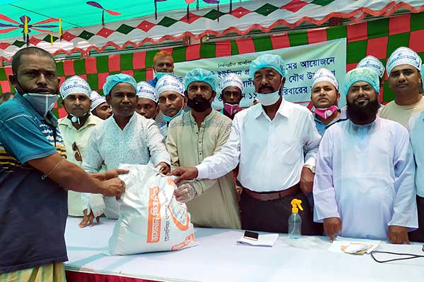 নাঙ্গলকোটে সহস্রাধিক পরিবারের মাঝে খাদ্যসামগ্রী বিতরণ