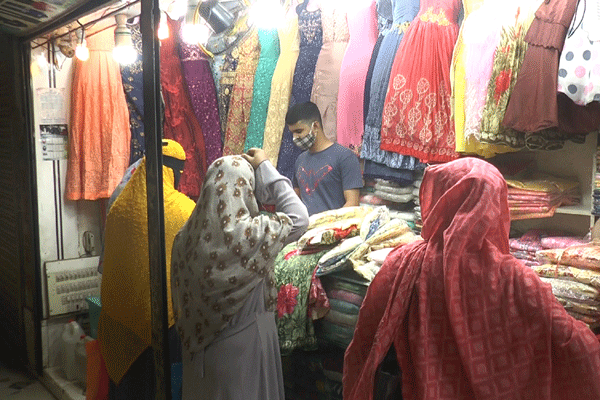 বরিশালে এক শাটার খোলা রেখে চলছে ব্যবসা

