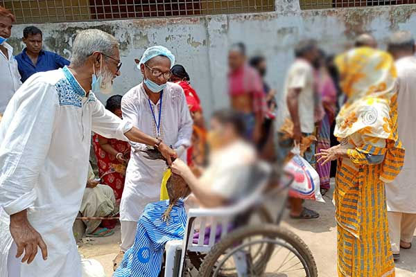 চাল-ডালের সঙ্গে প্রতিবন্ধীদের মুরগি দিলেন কাউন্সিলর