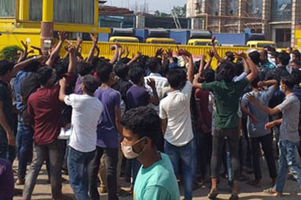 চট্টগ্রামে ‘দূরত্ব’ নেই কোথাও
