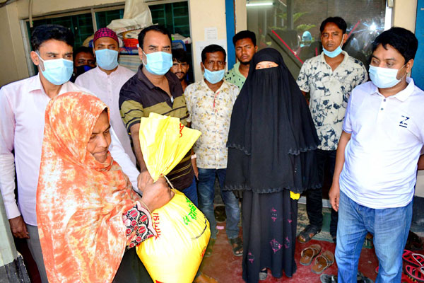 বগুড়ায় দরিদ্র মানুষের মাঝে প্রধানমন্ত্রীর উপহার বিতরণ 

