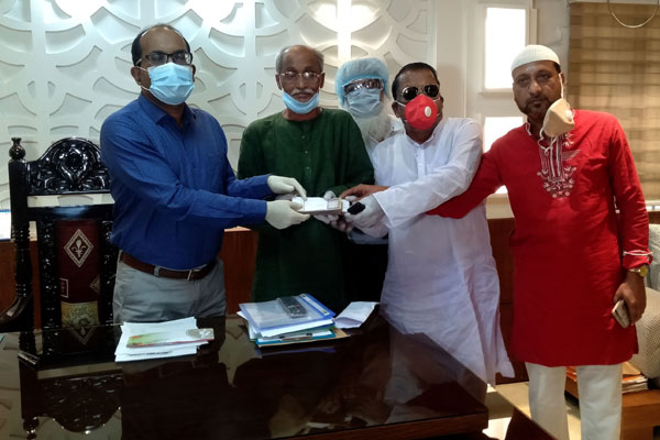 প্রধানমন্ত্রীর ত্রাণ তহবিলে সাঁথিয়ার মুক্তিযোদ্ধা কমান্ডের অর্থ প্রদান

