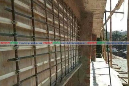 বান্দরবানে  স্কুল নির্মাণে রডের পরিবর্তে বাঁশ আওয়ামী লীগ নেতার