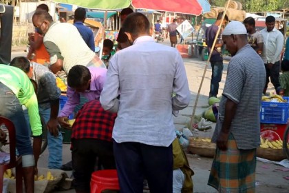 ঠাকুরগাঁওয়ে সন্ধ্যার পরও দোকান খোলা রাখায় জনসমাগম বাড়ছে