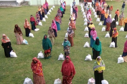 সখীপুরে দুস্থদের মধ্যে খাদ্যসামগ্রী বিতরণ