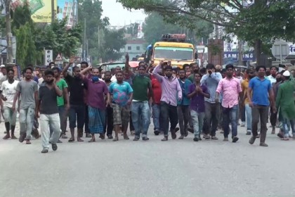 পঞ্চগড়ে ত্রাণের দাবিতে হোটেল শ্রমিকদের বিক্ষোভ