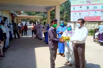 ঠাকুরগাঁওয়ে করোনা জয়ীদের
ফুলেল শুভেচ্ছায় বরণ