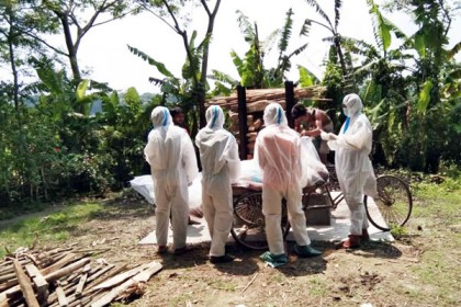 করোনা উপসর্গে মৃত্যু, স্ত্রী-সন্তান আত্মগোপনে; লাশ দাহ করলেন ইউএনও 
