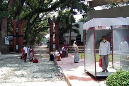 বেনাপোল নো ম্যান্স ল্যান্ডে জীবানুনাশক স্প্রে বুথ স্থাপন