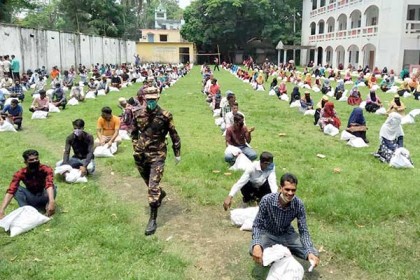 বিশ্বনাথে আনসার ও ভিডিপি সদস্যদের মাঝে ত্রাণ বিতরণ