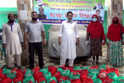 সাতক্ষীরায় ৫শ পরিবারে স্বেচ্ছাসেবক লীগের উপহারসামগ্রী বিতরণ
