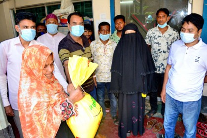 বগুড়ায় দরিদ্র মানুষের মাঝে প্রধানমন্ত্রীর উপহার বিতরণ 

