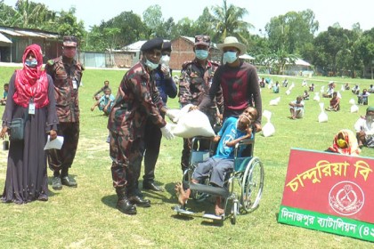 দিনাজপুরে সীমান্ত এলাকার অসহায় মানুষের মাঝে বিজিবির খাদ্যসামগ্রী বিতরণ
