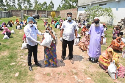 বগুড়ায় শিলাবৃষ্টিতে ক্ষতিগ্রস্ত 
শতাধিক পরিবারে ত্রাণ বিতরণ

