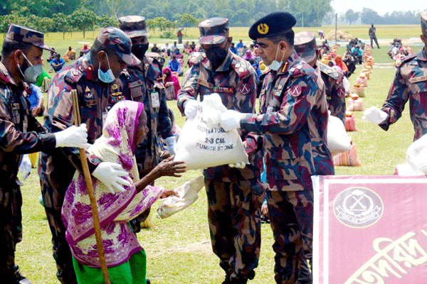 ফুুলবাড়ীতে খাদ্য সামগ্রী বিতরণ
 