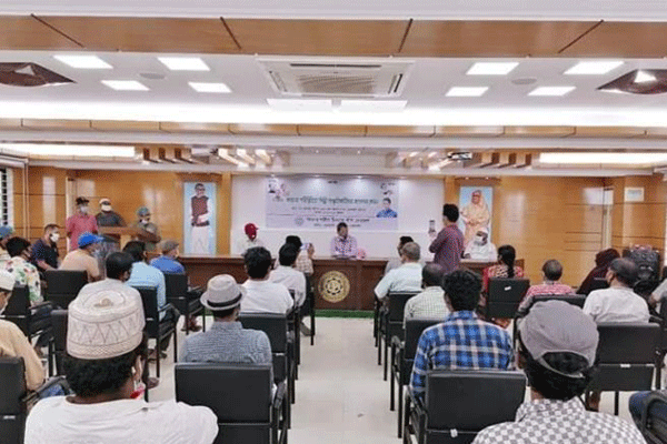 নোয়াখালীতে পৌর মেয়রের প্রণোদনা প্রদান

