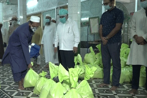 বরিশালে শতাধিক ইমাম-মুয়াজ্জিনের হাতে উপহার তুলে দিলেন ডিসি

