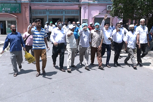 ভার্চুয়াল পদ্ধতিতে আদালতের কার্যক্রম শুরুর প্রতিবাদে বরিশালে বিক্ষোভ