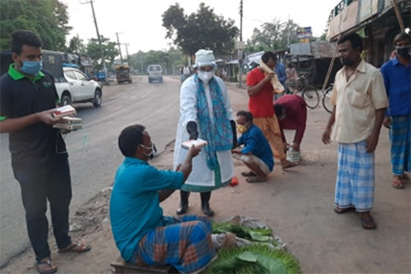 চট্টগ্রামে ভাসমান ও হকারদের ‘রান্না করা ইফতার’   