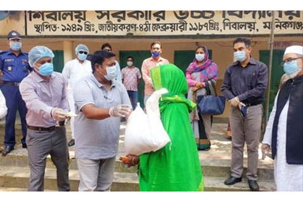 মানিকগঞ্জে নিম্ন আয়ের মানুষের মাঝে নগদ টাকা ও খাদ্য বিতরণ