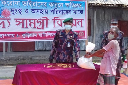 ভূরুঙ্গমারী সীমান্তে হতদরিদ্র পরিবারে বিজিবির ত্রাণ বিতরণ