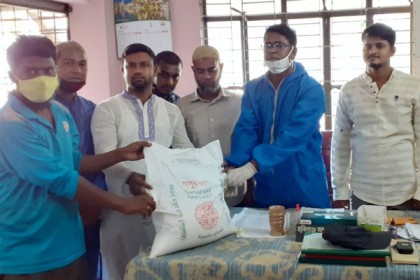 হবিগঞ্জে সংবাদপত্র হকার্স সমিতির সদস্যদের মাঝে খাদ্যসামগ্রী বিতরণ